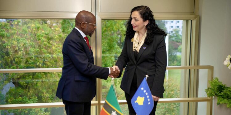 Presidentja e Republikës së Kosovës, Vjosa Osmani, gjatë vizitës së saj të punës në Gjermani, u takua me ministrin e Punëve të Jashtme të Shën Kitts dhe Nevis, Denzil L. Douglas.