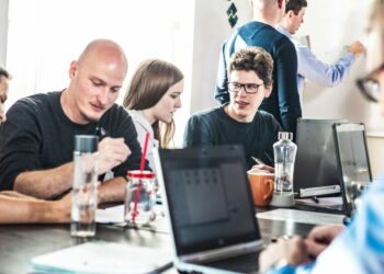 Pse CEO-t e Amerikës po pushojnë të diplomuarit e gjeneratës Z