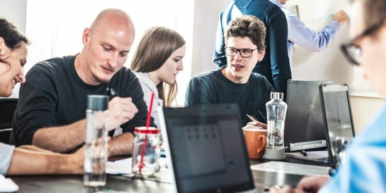 Pse CEO-t e Amerikës po pushojnë të diplomuarit e gjeneratës Z