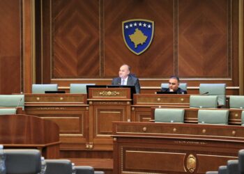 Me kërkesë të 42 deputetëve Kuvendi i Republikës së Kosovës, nën drejtimin e nënkryetarit Enver Hoxhaj, mbajti sot seancë të jashtëzakonshme