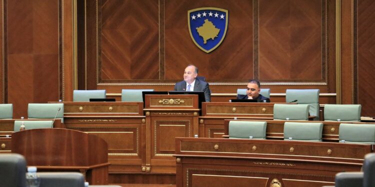 Me kërkesë të 42 deputetëve Kuvendi i Republikës së Kosovës, nën drejtimin e nënkryetarit Enver Hoxhaj, mbajti sot seancë të jashtëzakonshme