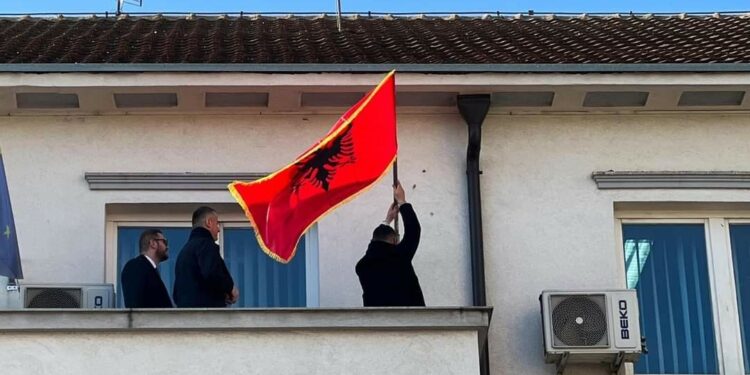 Pajaziti Vendos Flamurin për Festën Kombëtare në Bujanoc