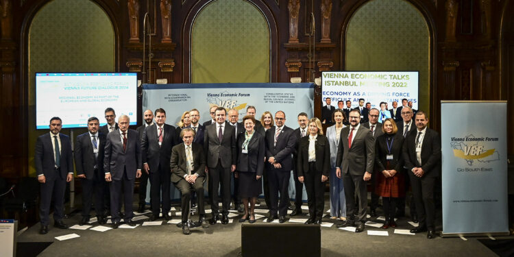 Kryeministri Kurti mori pjesë në edicionin e 21-të të Forumit Ekonomik të Vjenës, ku ishte folës kryesor