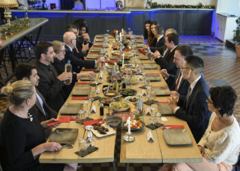 Kurti shtron drekë me Ambasadorin Amerikan në Kosovë për Ditën e Falënderimeve