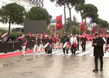 Shqipëria Feston 112 Vjet Pavarësi, Parada e Shqiptarëve Mbush Bulevardin “Dëshmorët e Kombit”