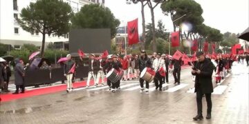 Shqipëria Feston 112 Vjet Pavarësi, Parada e Shqiptarëve Mbush Bulevardin “Dëshmorët e Kombit”