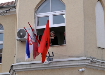 Kryetarja e Preshevës Ngrit Flamurin Kombëtar në Zemër të Qytetit