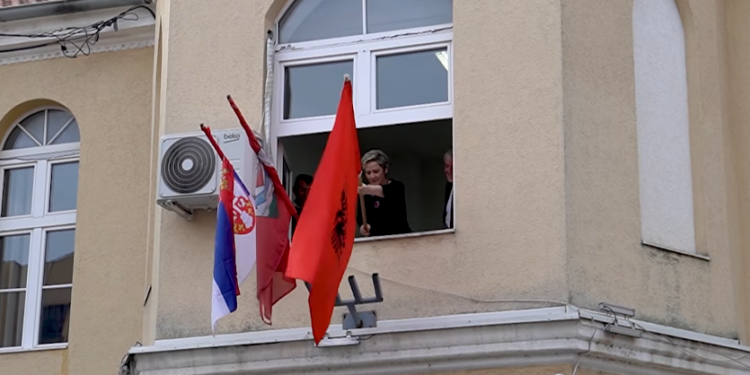 Kryetarja e Preshevës Ngrit Flamurin Kombëtar në Zemër të Qytetit