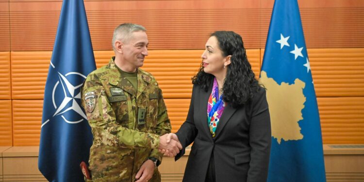 Takimi i Presidentes Osmani me Komandantin e KFOR-it, Gjeneralmajor Enrico Barduani: Fokus në Sigurinë dhe Bashkëpunimin Ndërkombëtar