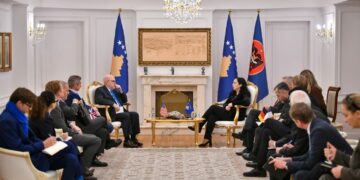Presidentja Osmani takon ambasadorët e QUINT-it dhe BE-së pas sulmit terrorist në Kosovë