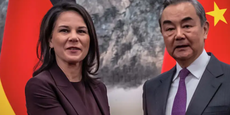 Ministrja e Jashtme Gjermane Baerbock Paralajmëron Kinën për Mbështetjen ndaj Rusisë