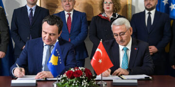 Kosova nënshkruan marrëveshje me Turqinë për prodhimin e municioneve sipas standardeve të NATO-s