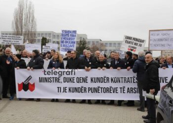 Protesta e SBASHK-ut: Punëtorët e Arsimit Kërkojnë Rritje Pagash dhe Nënshkrimin e Kontratës Kolektive