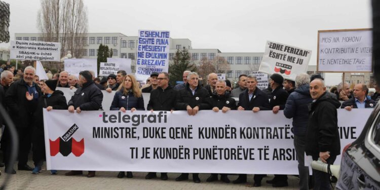 Protesta e SBASHK-ut: Punëtorët e Arsimit Kërkojnë Rritje Pagash dhe Nënshkrimin e Kontratës Kolektive