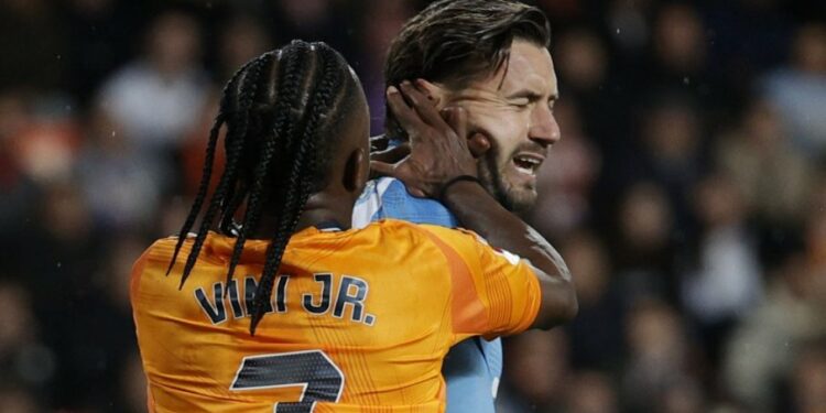 Legjenda e Real Madridit kritikon Vinicius për sjelljen e tij në fushë