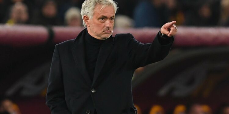 Jose Mourinho shpërthen pas ndeshjes në Turqi: “Skandal! Në 25 vite si trajner, nuk kam parë diçka të tillë”