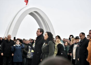 Presidentja Osmani nderon martirët e Reçakut: Kujtesa jonë është mburojë kundër harresës