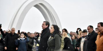Presidentja Osmani nderon martirët e Reçakut: Kujtesa jonë është mburojë kundër harresës
