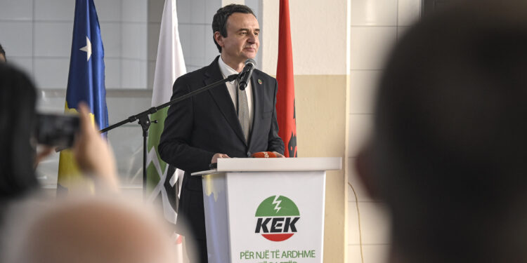 220 punëtorë të rinj në KEK: Kurti dhe Rizvanolli marrin pjesë në ceremoninë e nënshkrimit të kontratave