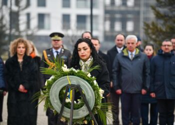 Vjosa Osmani nderon Ibrahim Rugovën në përvjetorin e 19-të të vdekjes