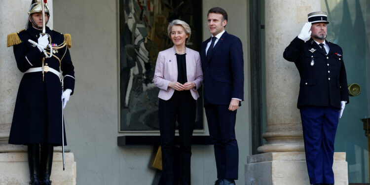 Samiti i krizës për Ukrainën nis në Paris, Macron në kontakt me Trump