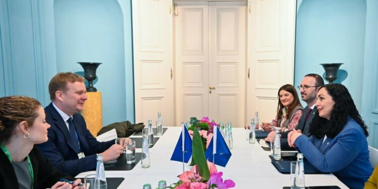 Takim i Presidentes Osmani dhe Kryeministrit Kurti me të Dërguarin e Ri të BE-së për Dialogun Kosovë-Serbi