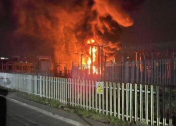 Aeroporti më i madh i Londrës mbyllet për tërë ditën pas një zjarri në afërsi.