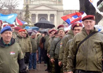 Qendra.Info mëson se Goran Radosavljević Guri po udhëheq veteranët e “Beretave të Kuqe” kundër bllokadave të studentëve në Beograd.