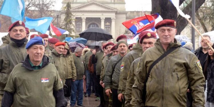 Qendra.Info mëson se Goran Radosavljević Guri po udhëheq veteranët e “Beretave të Kuqe” kundër bllokadave të studentëve në Beograd.