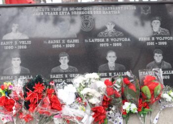 26 Vjetori i Krimeve Serbe në Skenderaj: Kujtohen Dëshmorët dhe Martirët e Lagjeve të Skenderajt të Rënë më 20 Mars 1999