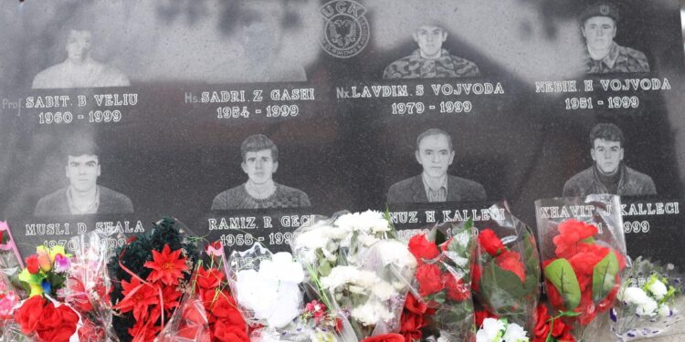 26 Vjetori i Krimeve Serbe në Skenderaj: Kujtohen Dëshmorët dhe Martirët e Lagjeve të Skenderajt të Rënë më 20 Mars 1999