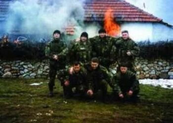 Rrëfim i ushtarit serb: Babait të Agim Çekut i pren kokën dhe e i futën zjarrin shtëpisë.