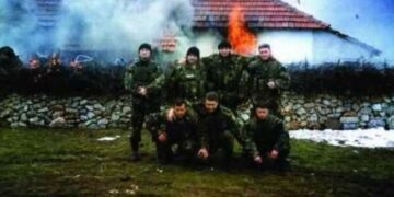 Rrëfim i ushtarit serb: Babait të Agim Çekut i pren kokën dhe e i futën zjarrin shtëpisë.
