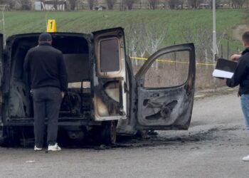 Gjendet e djegur makina e grabitësve.