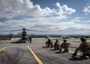 Ushtarët Italianë, Bullgarë dhe Maqedonas të Veriut Trajnohen për Përdorimin e Helikopterëve në Misionin KFOR