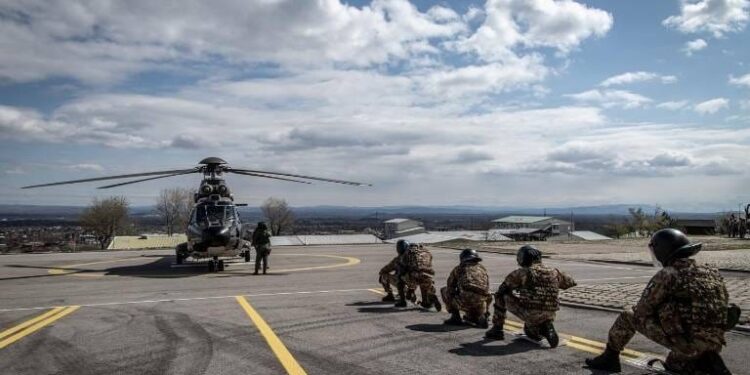 Ushtarët Italianë, Bullgarë dhe Maqedonas të Veriut Trajnohen për Përdorimin e Helikopterëve në Misionin KFOR