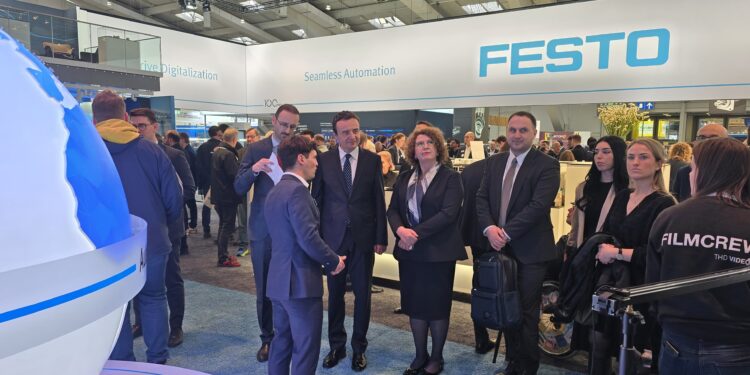 Kryeministri Kurti viziton panairin “Hannover Messe 2025” dhe diskuton mundësi bashkëpunimi me liderët e industrisë