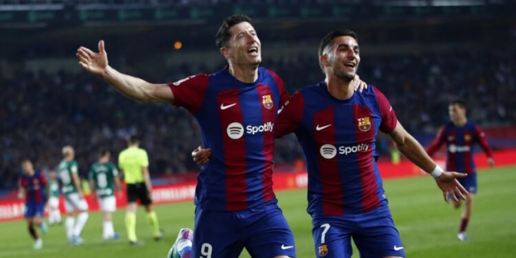 Mosha nuk e ndalon Lewandowskin: 36-vjeçari kryeson golashënuesit e la ligës