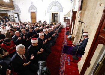 Besimtarët myslimanë festojnë Fitër Bajramin