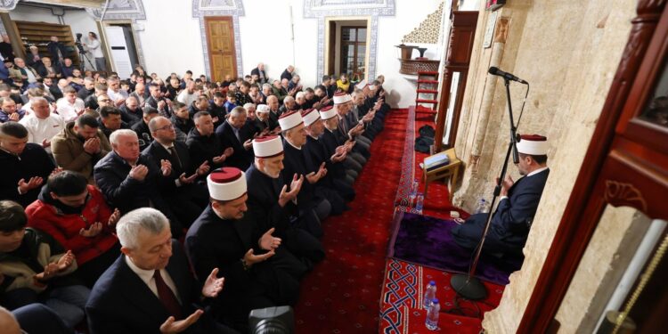 Besimtarët myslimanë festojnë Fitër Bajramin