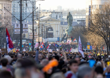 Protesta masive në Beograd: Dhjetëra mijëra qytetarë në rrugë, drejt Kuvendit të Serbisë