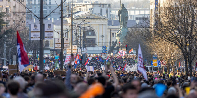 Protesta masive në Beograd: Dhjetëra mijëra qytetarë në rrugë, drejt Kuvendit të Serbisë