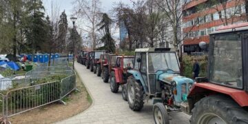 Vuçiqi dhe planet e tijë me vendosjen e traktorëve në Beograd.