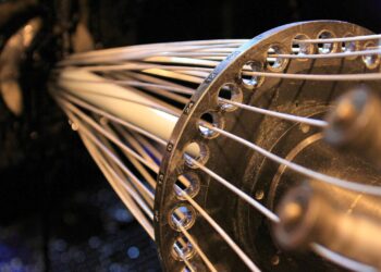 Kush Kontrollon Shtyllën Kurrizore të Internetit Global?