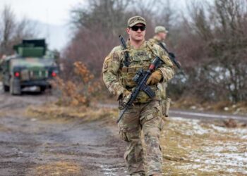 Ushtarët amerikanë të KFOR-it patrullojnë në veri të Kosovës për të garantuar sigurinë dhe lirinë e lëvizjes