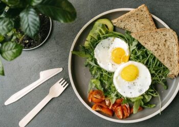 Arsyet pse duhet të hani më ngadalë