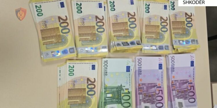 Ndodh çudia në Durrës, çifti irlandez gjen mbi 41 mijë Euro pranë supermarketit