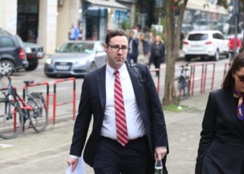 Avokati amerikan i Veliajt nuk lejohet në seancë.