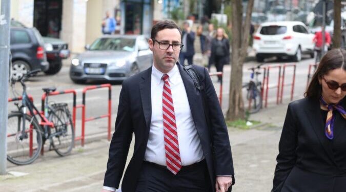 Avokati amerikan i Veliajt nuk lejohet në seancë.