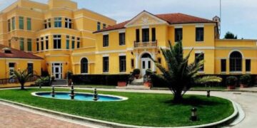 Ambasada e SHBA paralajmëron: Kush mashtron për të marrë vizë apo punon pa leje, mund të dënohet me burg